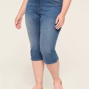 Stylish Blue Denim Capris